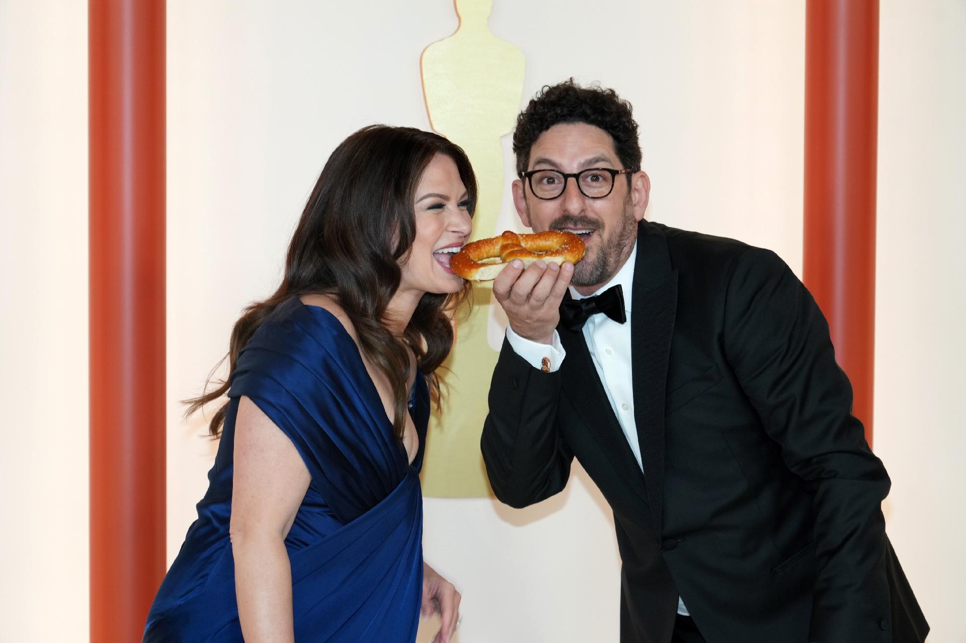 Adam Shapiro e Katie Lowes no Oscar 2023 - Lexie Moreland/WWD via Getty Images