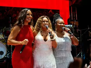 Margareth Menezes faz show com Daniela e Ivete e ouve gritos de 'ministra'