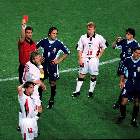Beckham é expulso depois de pisar em Simeone, em Inglaterra x Argentina, na Copa do Mundo de 1998
