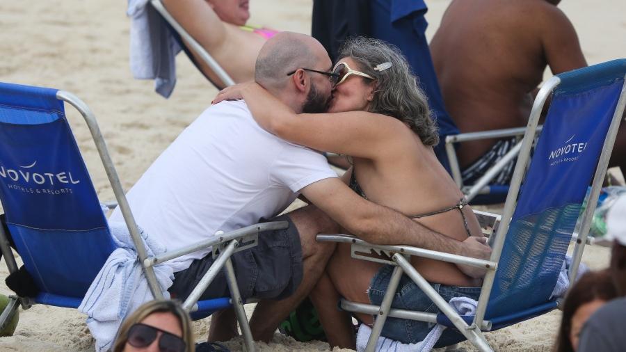 Maria Cândida trocou carícias com homem misterioso em praia do RJ - Dilson Silva/ AgNews