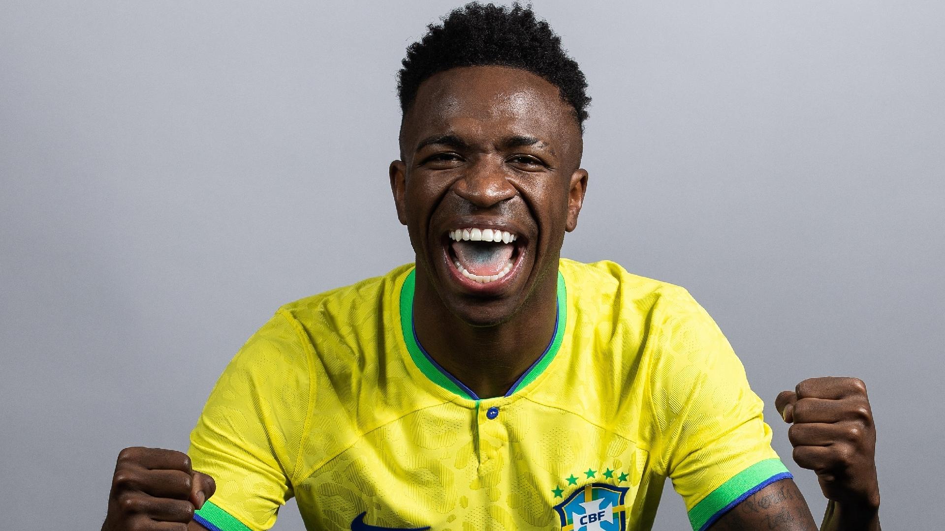 Vinicius Junior em ensaio fotográfico da seleção brasileira antes da Copa do Mundo do Qatar