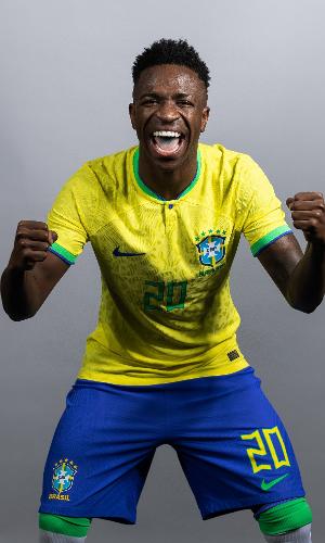 Vinicius Junior em ensaio fotográfico da seleção brasileira antes da Copa do Mundo do Qatar