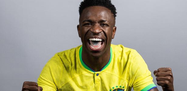 Vinicius Junior em ensaio fotográfico da seleção brasileira antes da Copa do Mundo do Qatar.