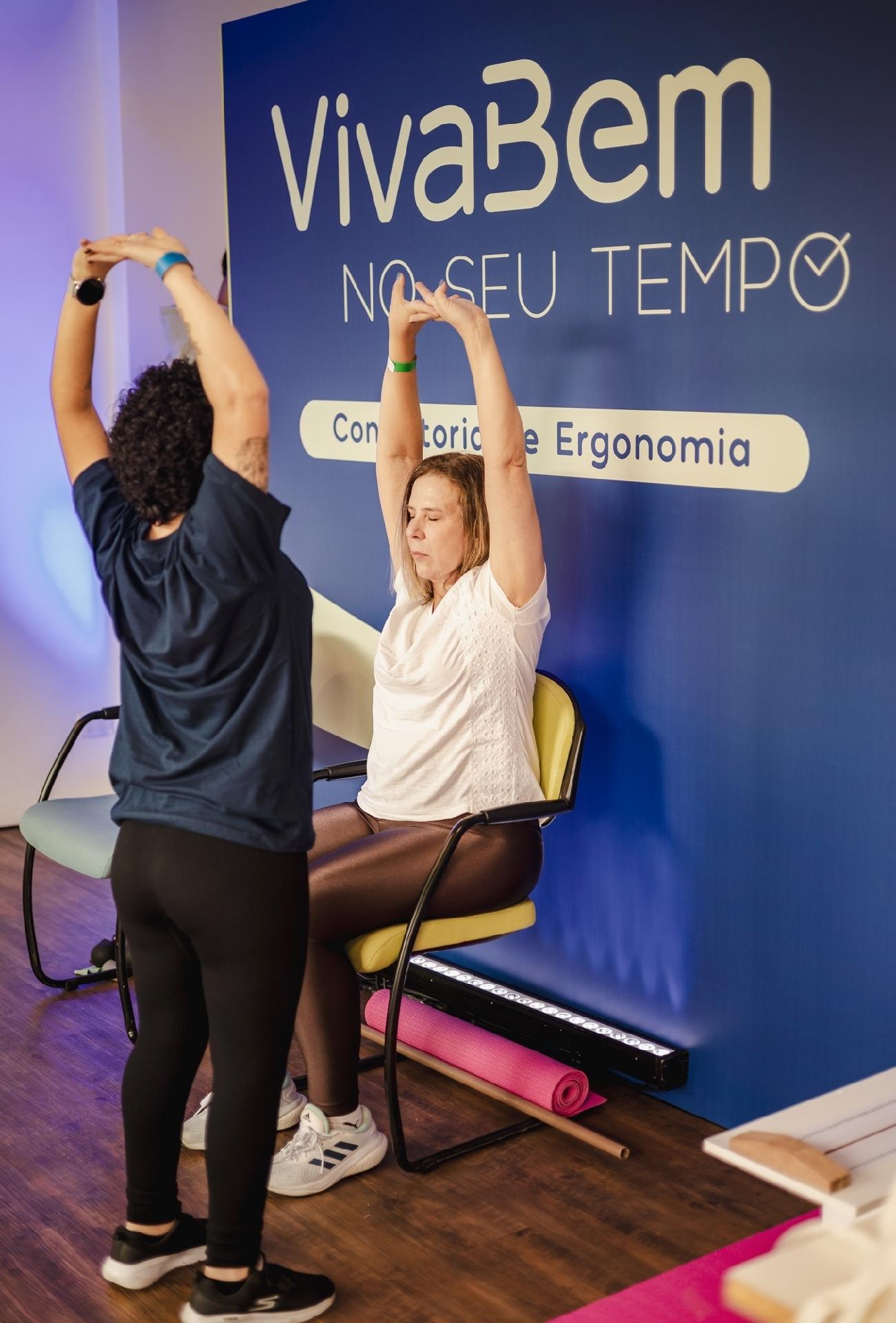O público participou de consultas de ergonomia, para melhorar a postura no dia a dia - Vans Bumbers/UOL