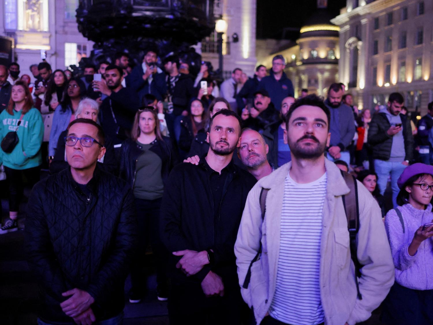 People attend a "National moment of reflection" in honour of the late Queen Elizabeth II, the day before her funeral, in London, Britain, September 18, 2022. REUTERS/MARKO DJURICA TPX IMAGES OF THE DAY ORG XMIT: GDN - MARKO DJURICA/REUTERS