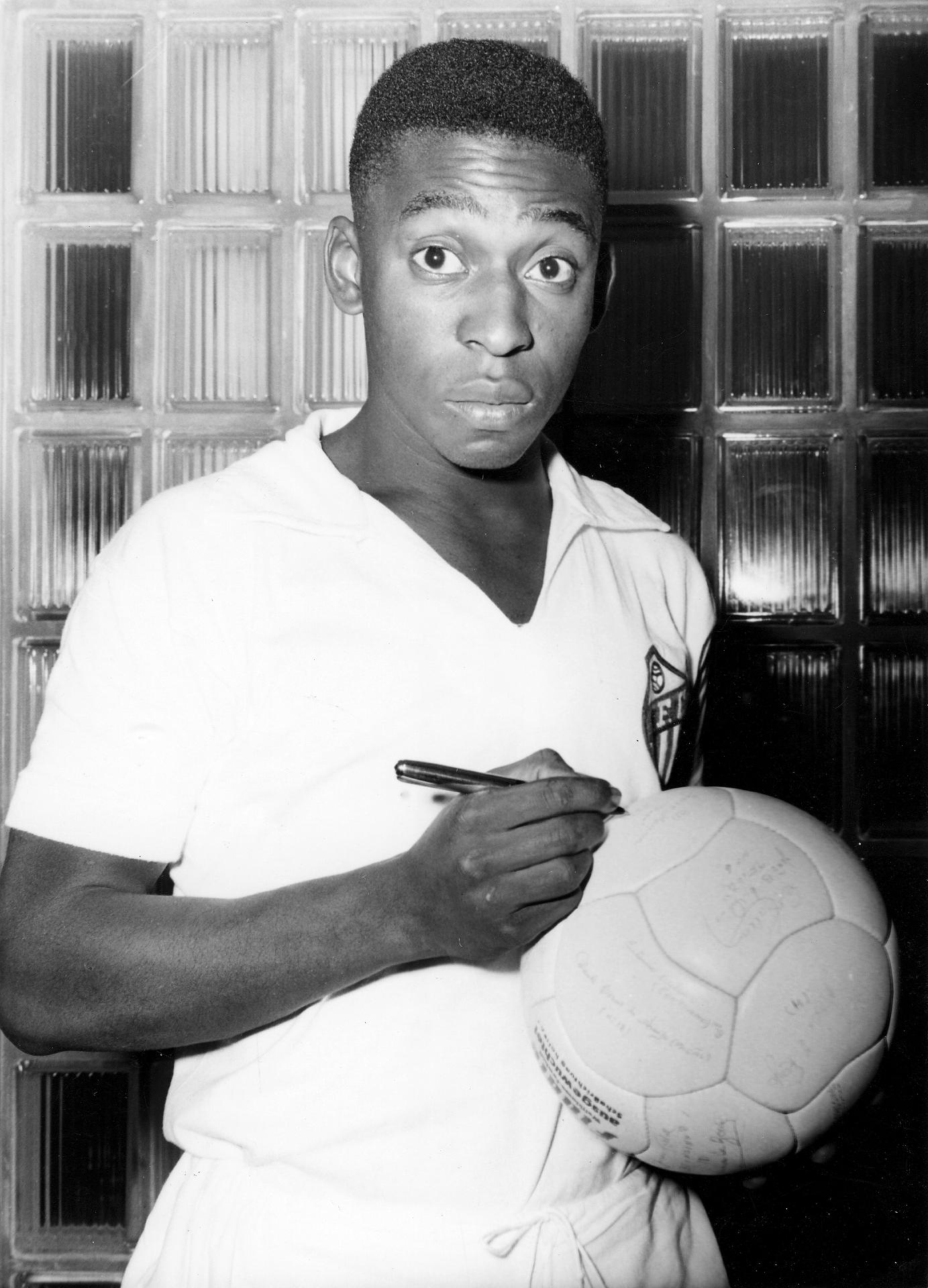 Na foto, Pelé autografa uma bola de futebol em 1958. - Getty Images