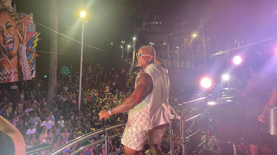 Léo Santana agita foliões com o Pipoco no pré-carnaval de Salvador - Larissa Couto/UOL