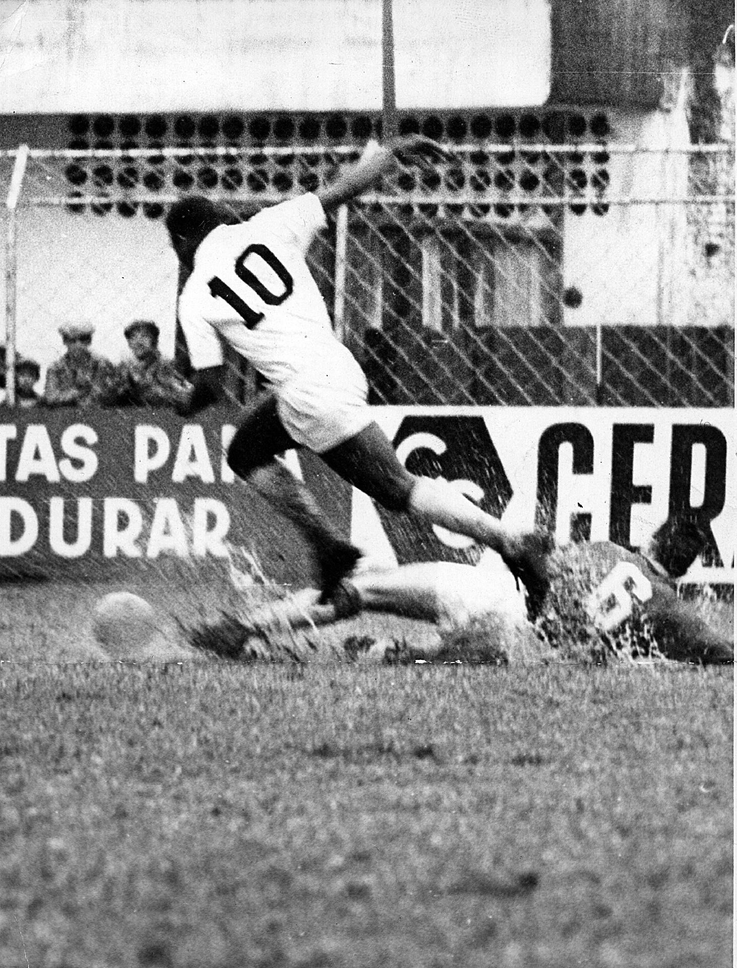 01/10/1964 - Pelé durante partida do Santos no Estádio da Vila Belmiro em dia chuvoso. - Estadão Conteúdo