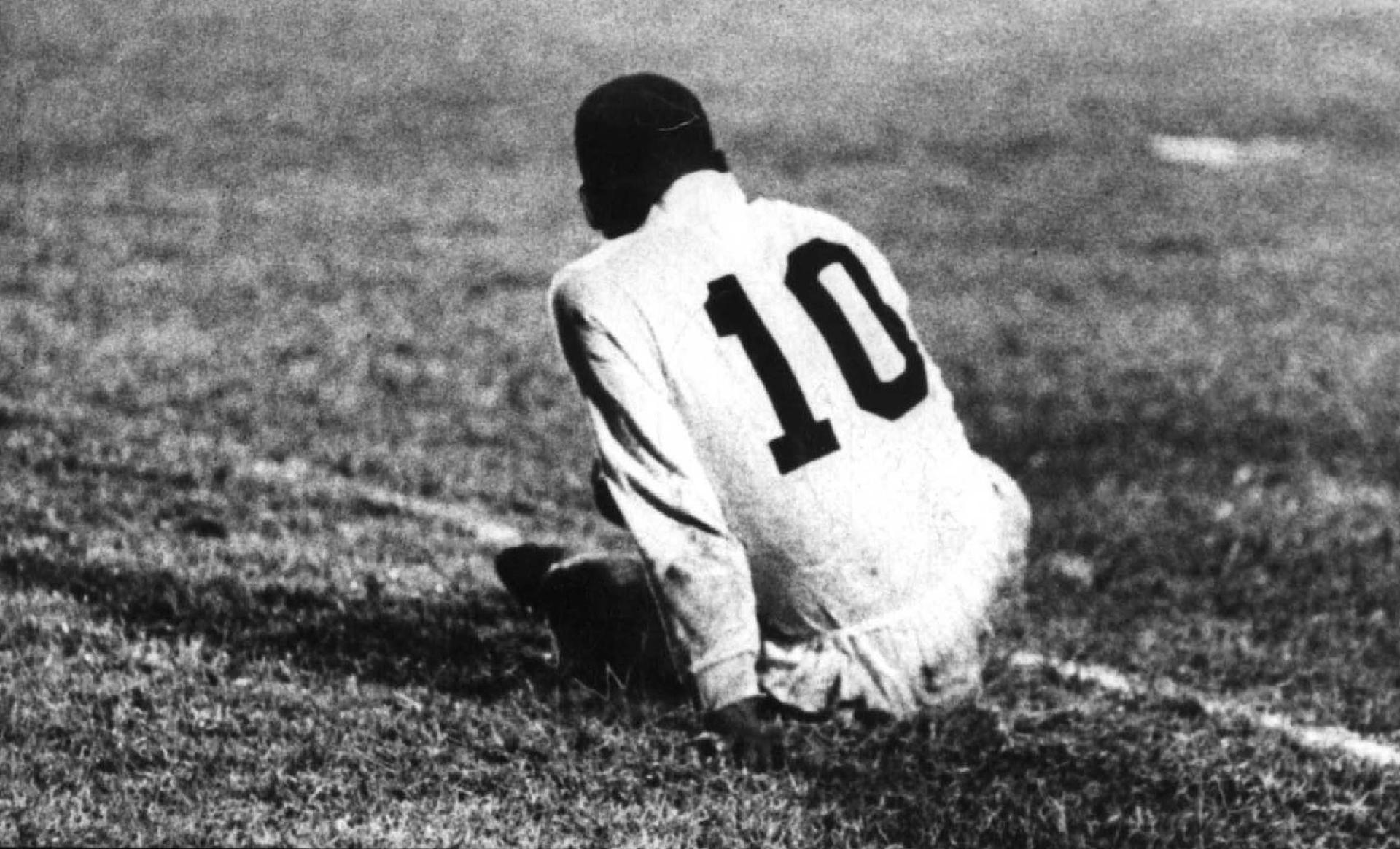 01/05/1968 - Pelé no gramado, após sofrer falta no jogo no qual Santos foi derrotado pela Portuguesa por 1 a 0. Na impossibilidade de parar o atacante, muitas vezes os adversários abusaram da violência. - Estadão Conteúdo