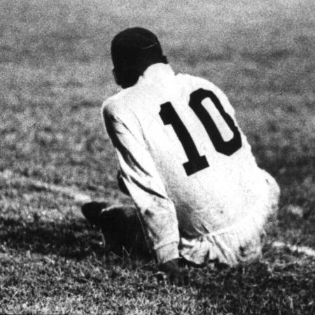 01/05/1968 - Pelé no gramado, após sofrer falta no jogo no qual Santos foi derrotado pela Portuguesa por 1 a 0 - Estadão Conteúdo