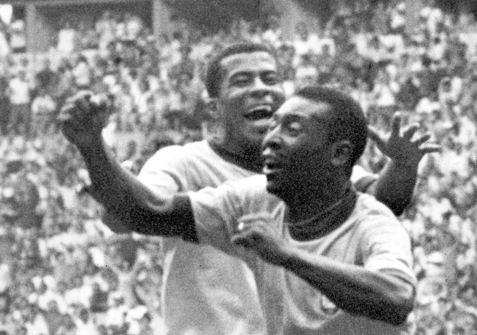 Copa de 1970 no México: Jairzinho corre para abraçar Pelé, que comemora o primeiro gol do Brasil contra a Itália, no dia 21 de junho de 1970, no Estádio Azteca (Cidade do México). - Estadão Conteúdo