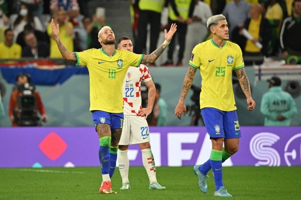 O camisa 10 da seleção brasileira agradece após marcar sobre a Croácia nas quartas de final da Copa - NELSON ALMEIDA / AFP