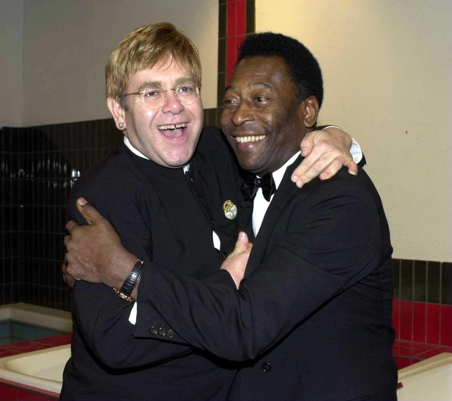 Pelé e o cantor Elton John no camarim do estádio de Wembley, em Londres. - John Gichigi/Getty Images