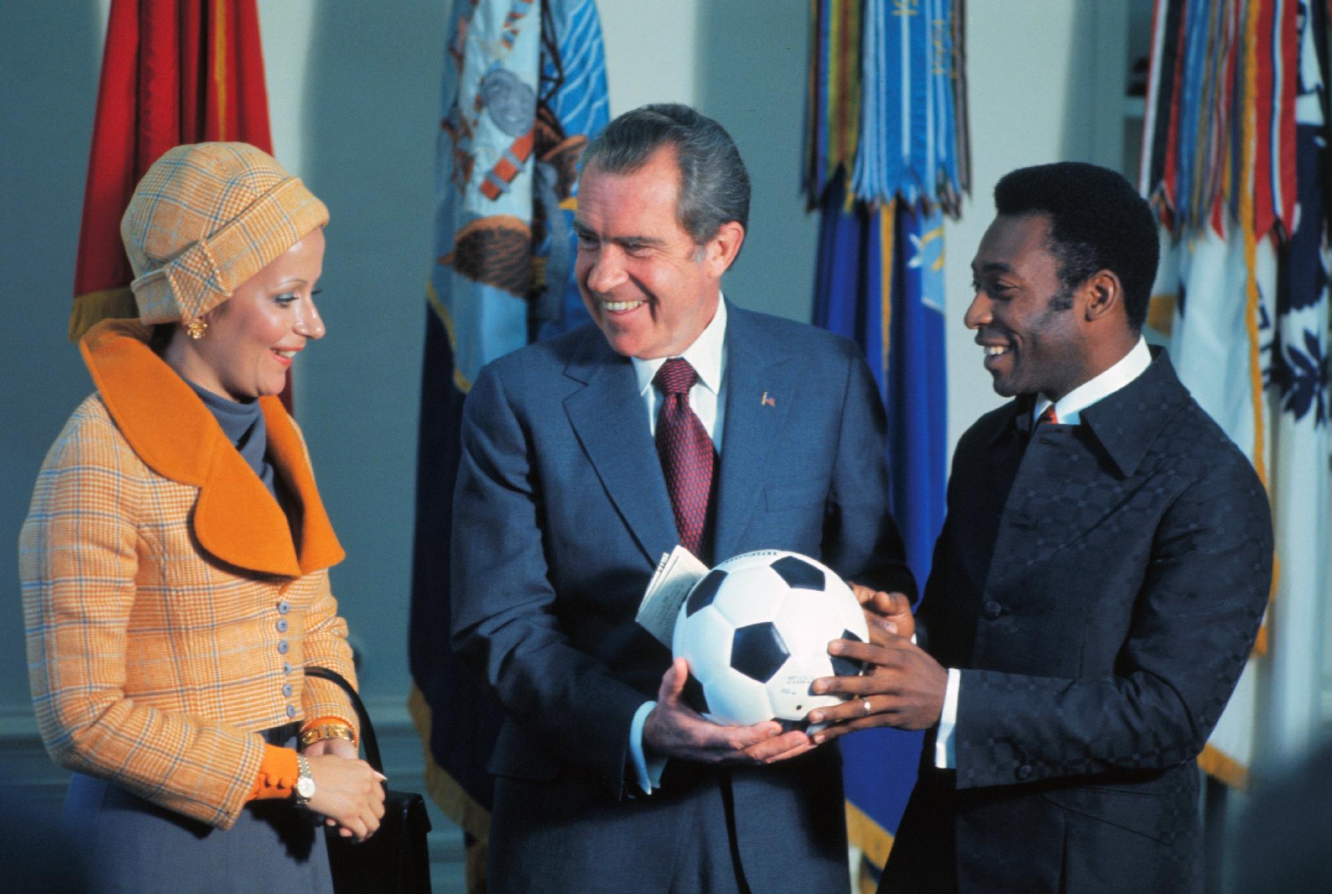 Pelé durante visita ao então presidente dos Estados Unidos, Richard Nixon, na Casa Branca. Na ocasião, o brasileiro deu uma bola autografada ao líder estadunidense. - Divulgação
