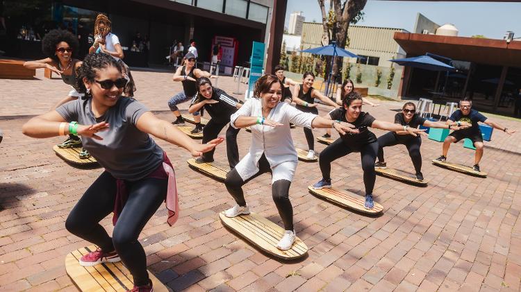 Aula de surfing no VivaBem no Seu Tempo