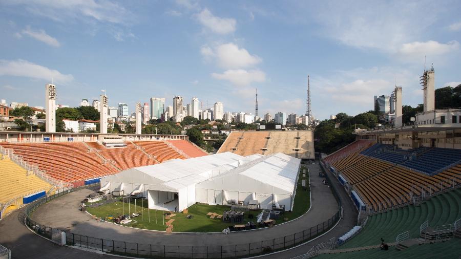 Obras de instalação do hospital de campanha que está sendo montado no Estádio do Pacaembu, na zona oeste de São Paulo, para pacientes da covid-19 - Estadão Conteúdo
