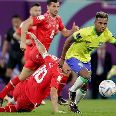 Rodrygo escapa da marcação na partida entre Brasil e Suíça pela Copa do Mundo do Qatar - Soccrates Images / Colaborador