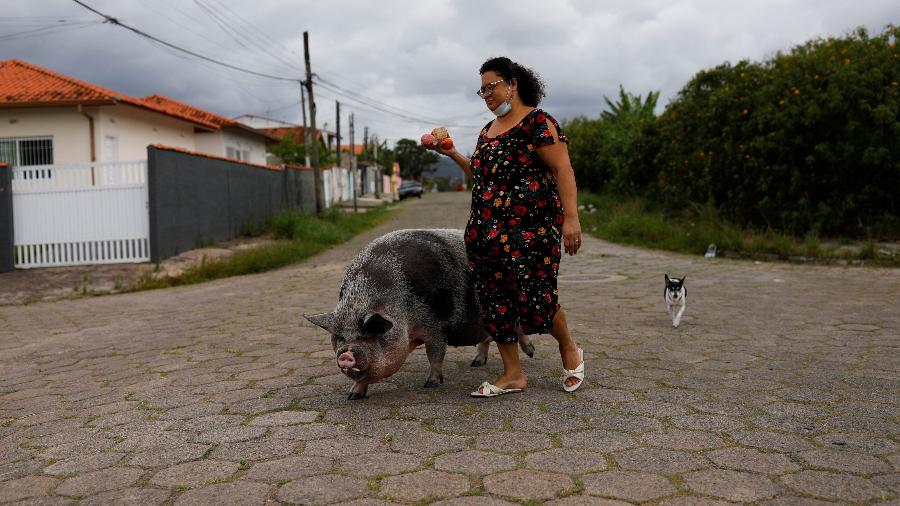 Rosângela Martins dos Santos Lara, 59, passeia com Lilica - AMANDA PEROBELLI/REUTERS