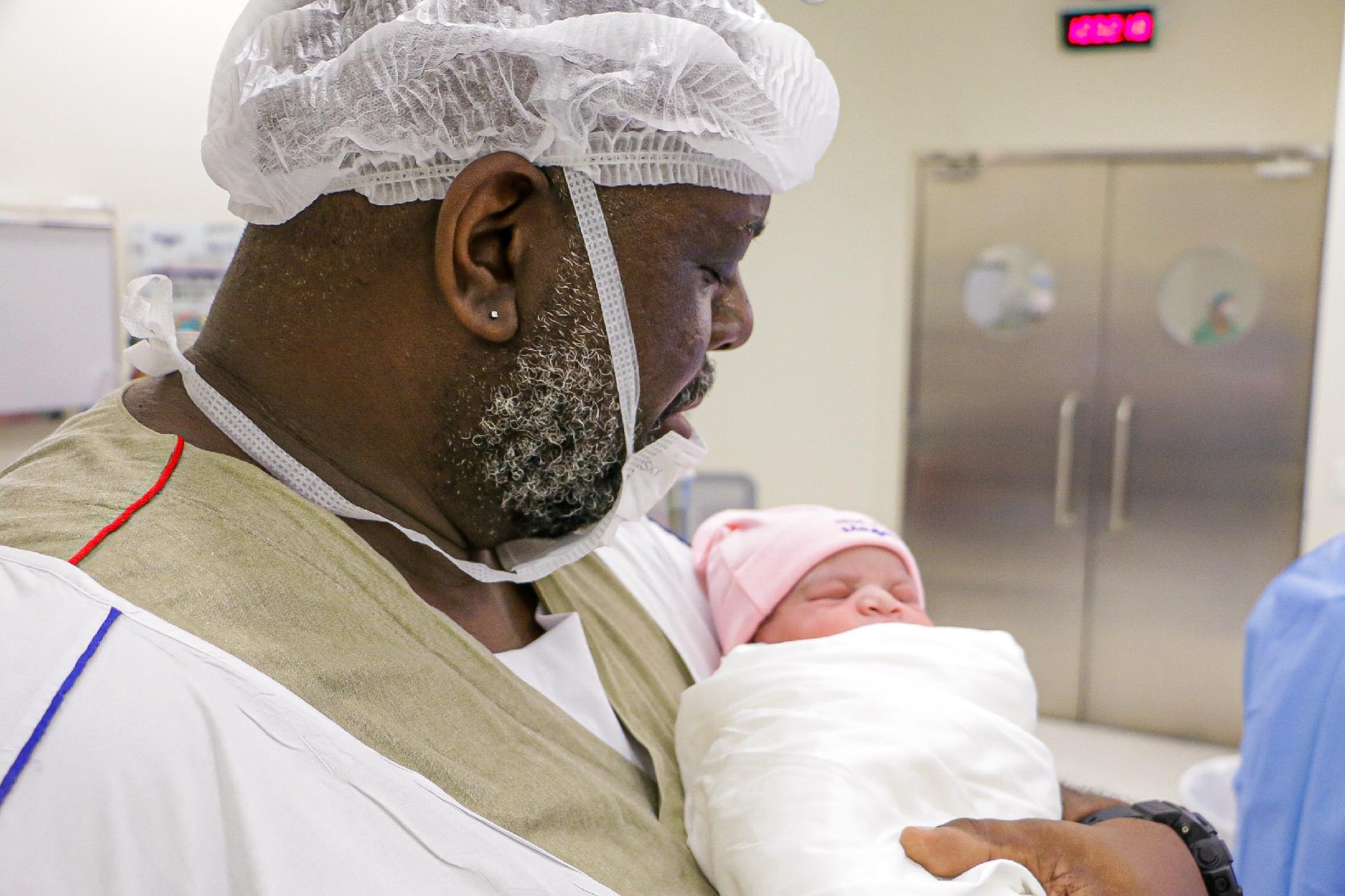 Péricles sorri com Maria Helena, que nasceu nesta quarta-feira - Publivídeo/Divulgação