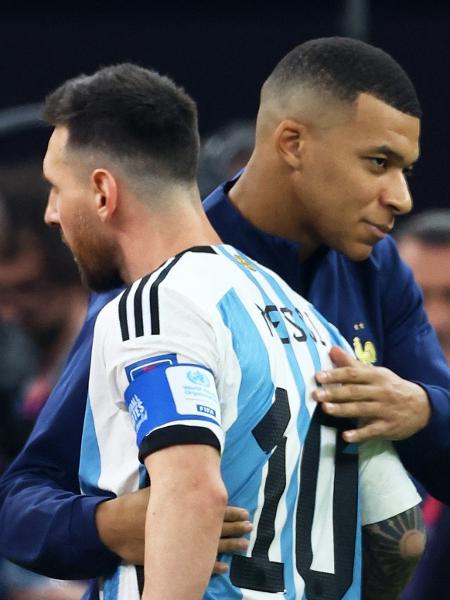 Messi e Mbappé se abraçam antes da final da Copa entre Argentina e França. - REUTERS/Lee Smith