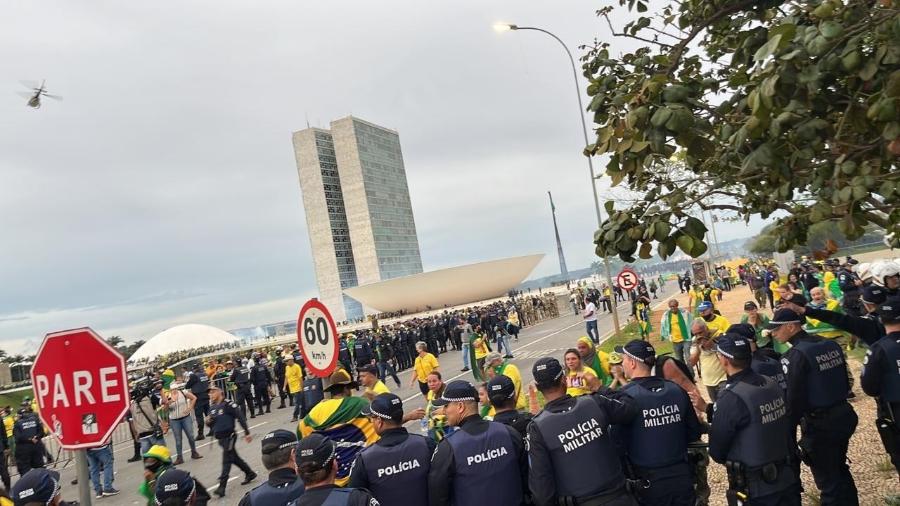 Terroristas invadiram o Congresso sob o olhar de alguns policiais militares - Leonardo Martins/UOL
