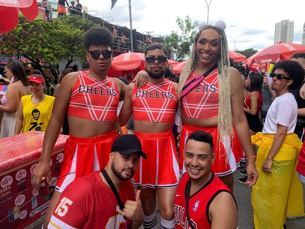 Foliões investem em fantasias em conjunto para Carnaval na zona norte de SP - Camila Corsini / UOL