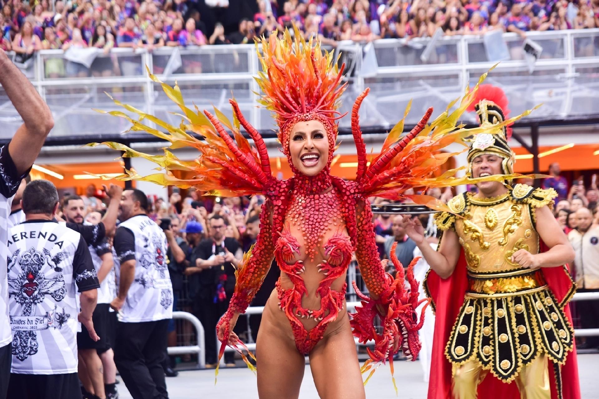 Sabrina Sato brilha na avenida durante desfile - Leo Franco/ Agnews