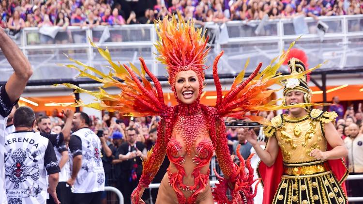 Sabrina Sato brilha na avenida durante desfile