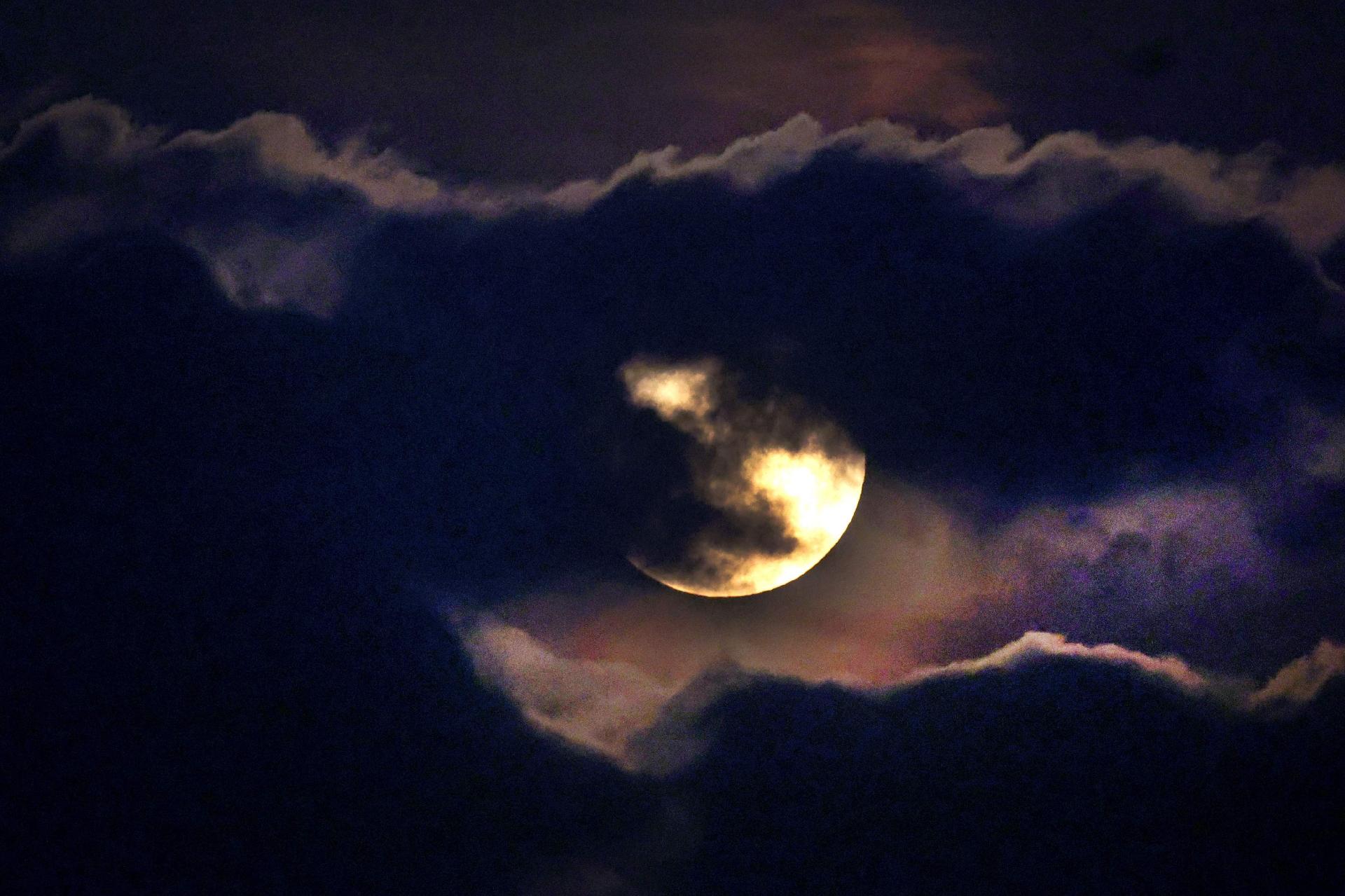 1º.ago.2023 - Super lua é vista sobre Chicago, Illinois (EUA) - Scott Olson/Getty Images North America/Getty Images via AFP