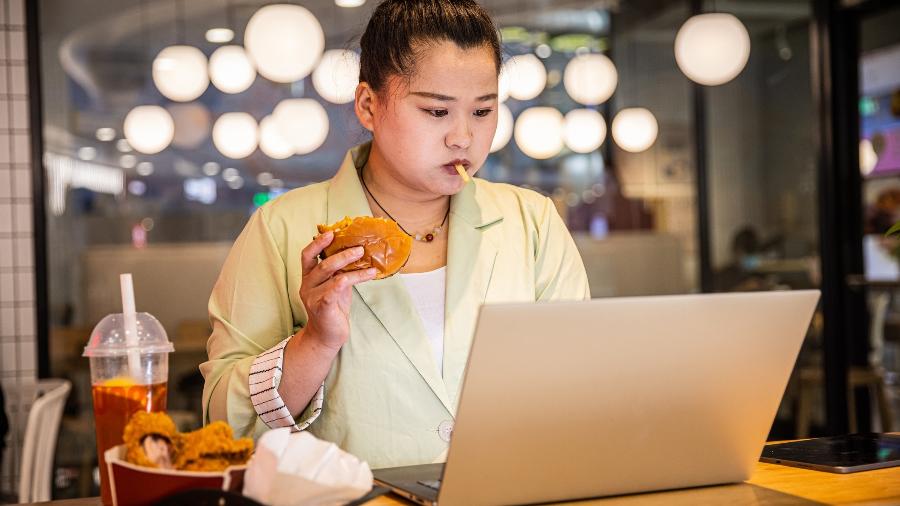 O estresse aumenta o desejo por alimentos pouco saudáveis, que trazem uma sensação instantânea de prazer O estresse aumenta o desejo por alimentos pouco saudáveis, que trazem uma sensação instantânea de prazer