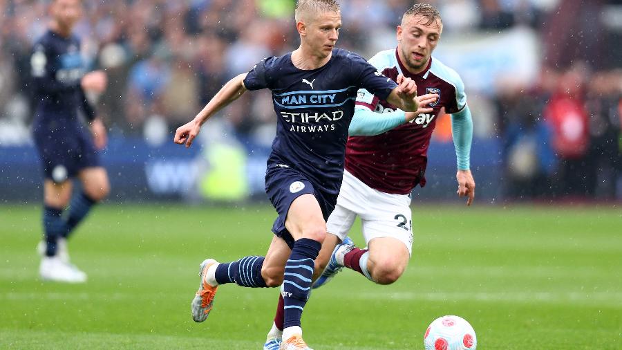 Zinchenko, do Manchester City, disputa a bola com Bowen, destaque da partida pelo West Ham - Clive Rose/Getty Images