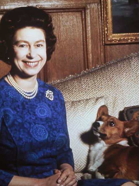 Queen Elizabeth II with a corgi in 1970 - Getty Images - Getty Images