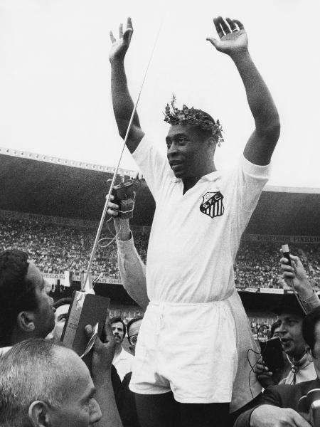 Pelé em comemoração com jogadores do Santos - Pictorial Parade