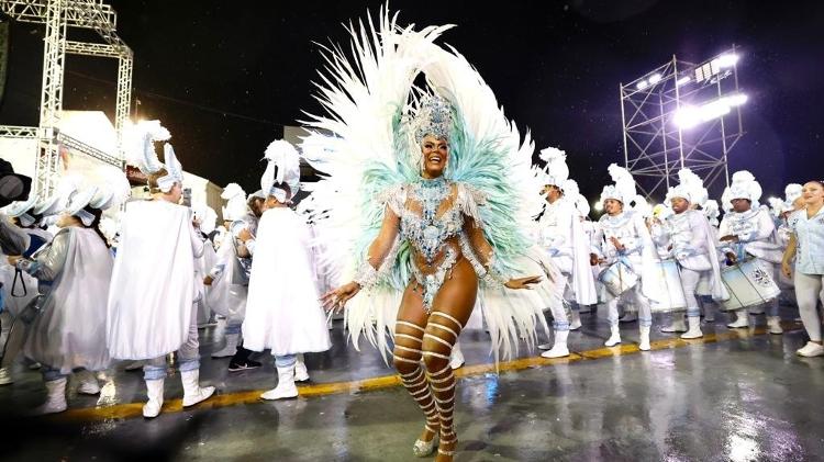 Vanessa Alves, rainha de bateria da Águia de Ouro