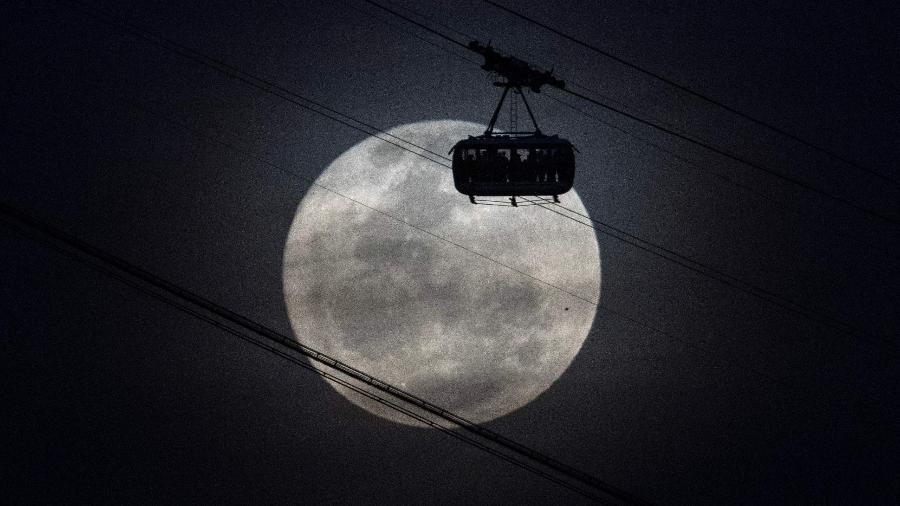 Superlua surge sobre o Pão de Açúcar, no Rio de Janeiro, por trás de teleférico, em agosto de 2023