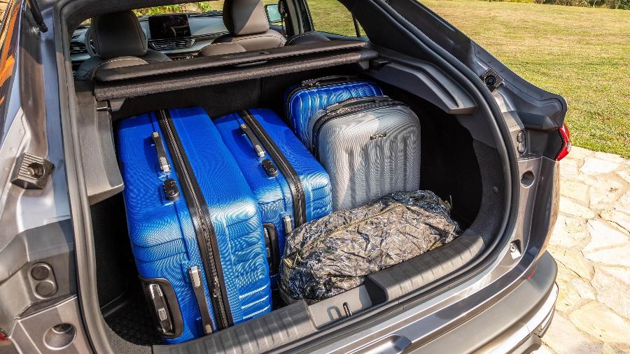 Segundo a Fiat, o porta-malas do Fastback tem 600 litros, mas pelo método VDA cai para 516 litros - Divulgação/Fiat