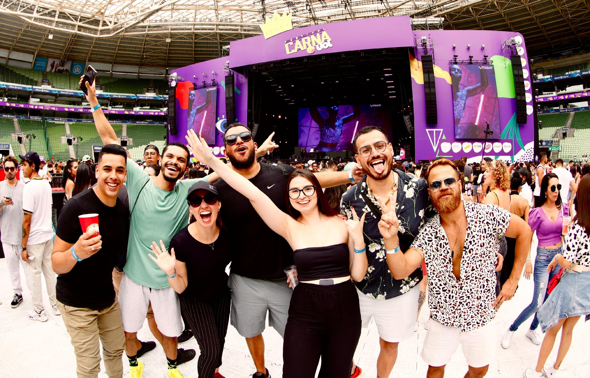 CarnaUOL 2023: Amigas posam para foto no festival - Mariana Pekin/UOL