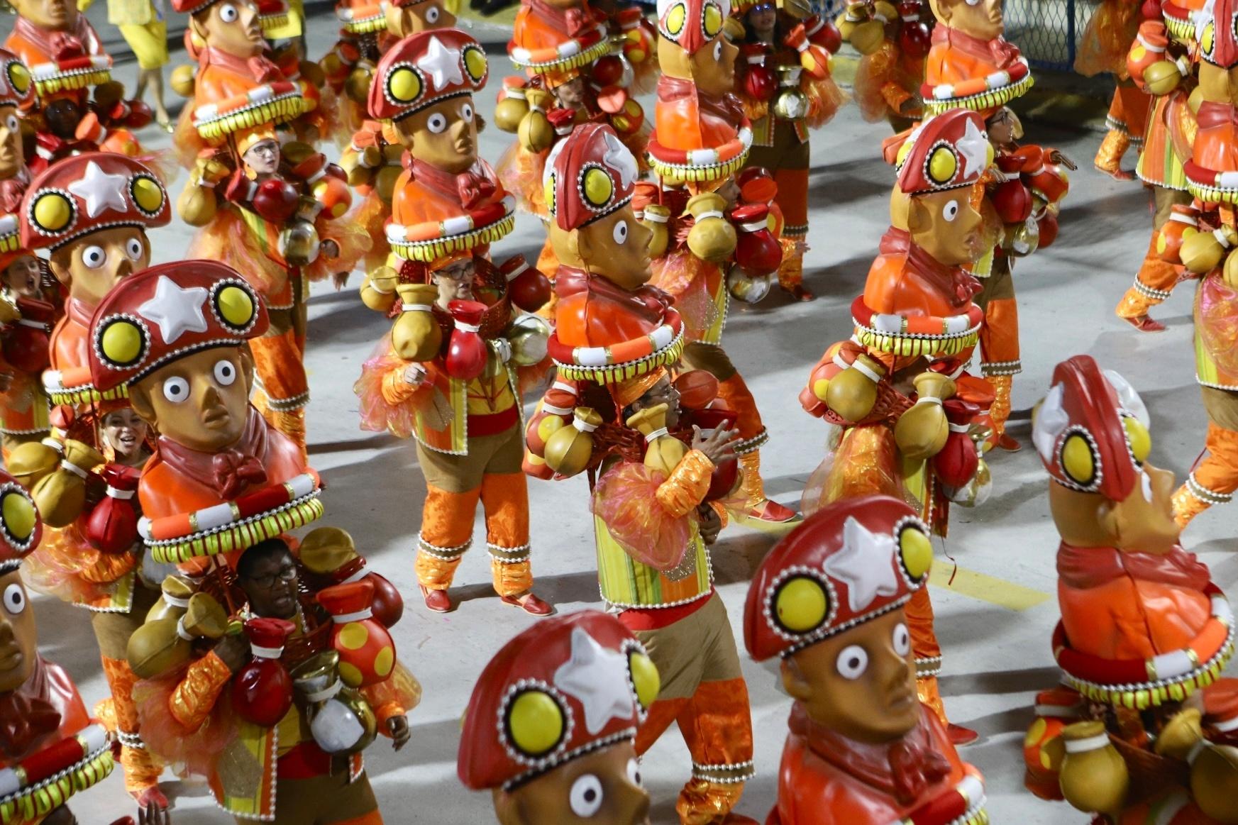 Uma simulação de perseguição aos capangas de Lampião foi montada em um dos veículos de destaque da escola - Zô Guimarães/ UOL