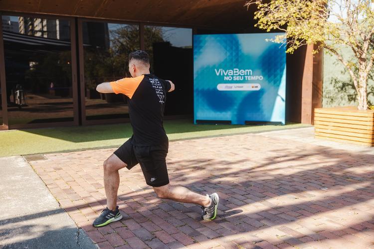 Volte à posição inicial e rotacione o quadril para o outro lado, mantendo os braços da mesma forma. Retorne. Você completou a sequência.