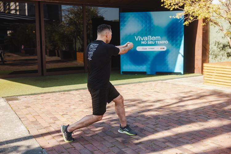 Gire o tronco para o lado esquerdo. A perna esquerda acompanha o movimento e se flexiona à frente do corpo, enquanto o joelho direito desce em direção ao solo. Os músculos devem seguir sendo contraídos, com foco nos usados na rotação.