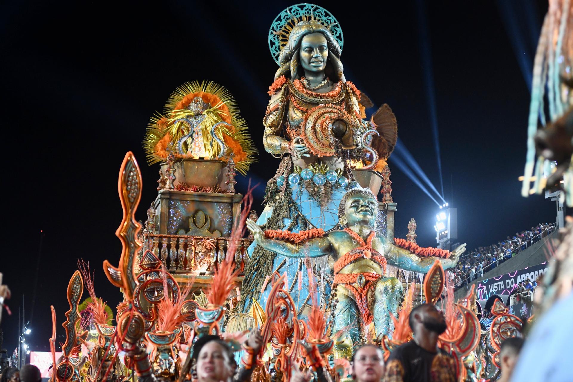 A escola foi elogiada nas redes sociais pela criatividade na comissão de frente - Lucas Landau/ UOL