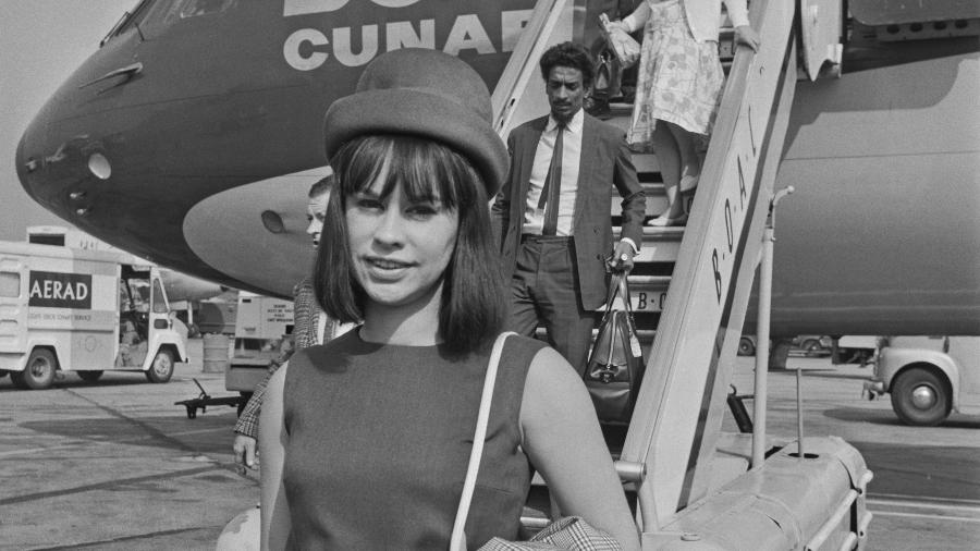 Astrud Gilberto chega ao aeroporto de Londres, em 1965 - Evening Standard/Hulton Archive/Getty Images