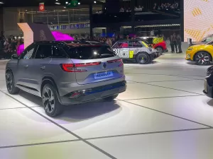 Renault domina atenções no Salão de Paris em evento com poucas marcas