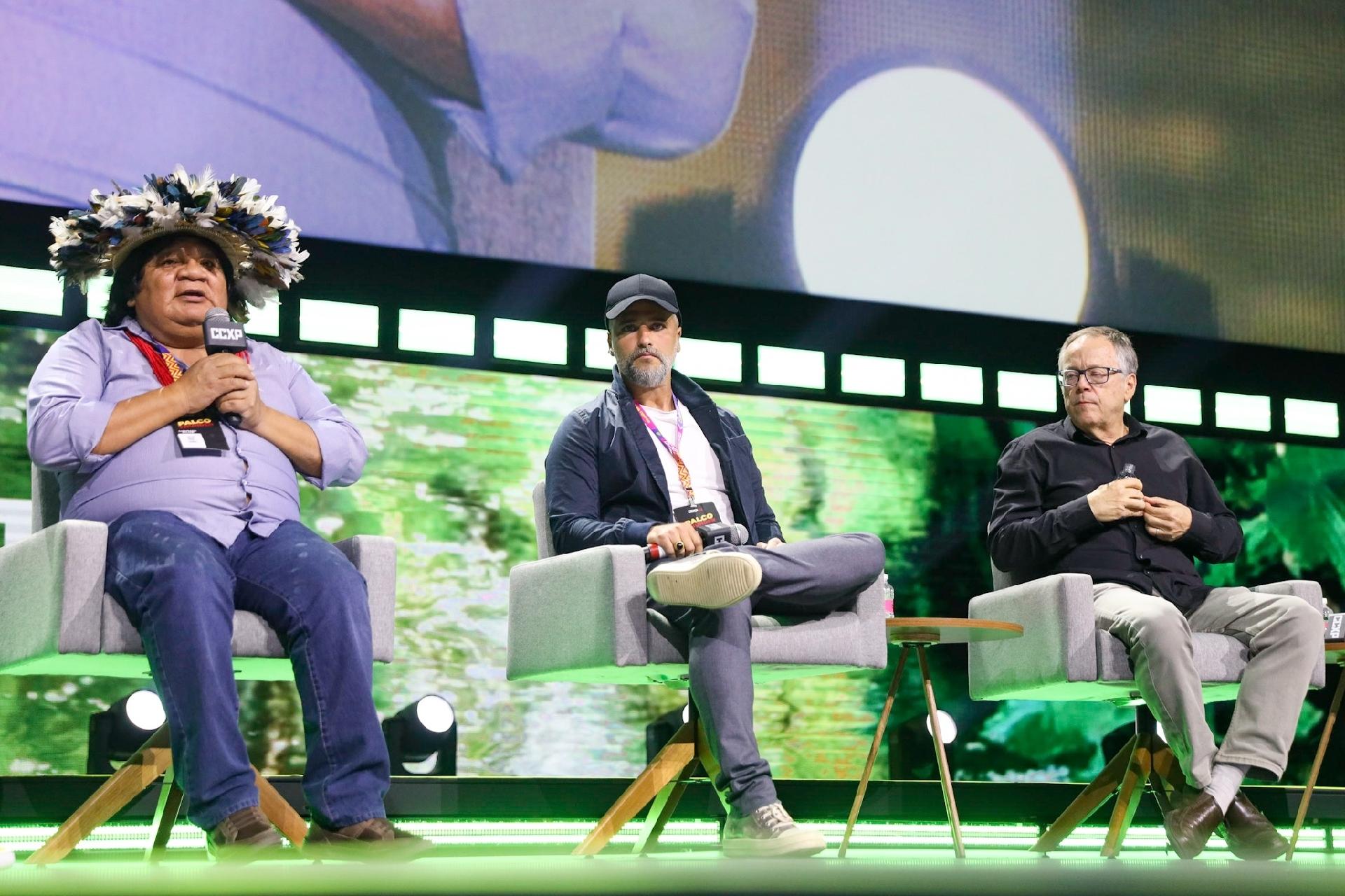Almir Suruí, Bruno Gagliasso e Fernando Meirelles no primeiro dia de CCXP - Lucas Ramos / Brazil News