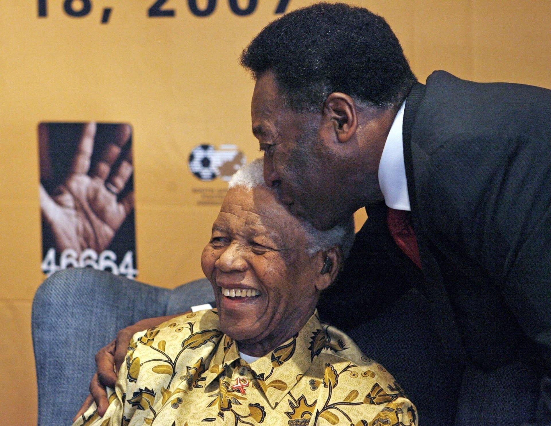 Pelé beija a cabeça de Nelson Mandela na véspera da partida amistosa "90 minutos por Mandela" em comemoração aos 89 anos do ex-presidente da África do Sul, em Johannesburgo, África do Sul. - Chris Ricco/AFP