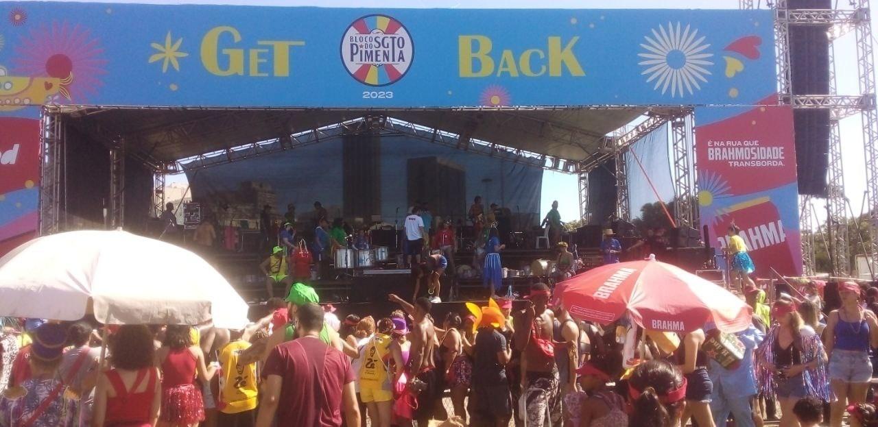 A uma hora de dar início à folia, Bloco do Sargento Pimenta reúne mais ambulantes do que público no Aterro do Flamengo - Henrique Nascimento/UOL