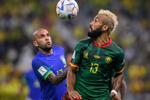 Dani Alves, do Brasil, disputa a bola com Choupo-Moting, de Camarões, durante partida da Copa - Markus Gilliar - GES Sportfoto/Getty Images