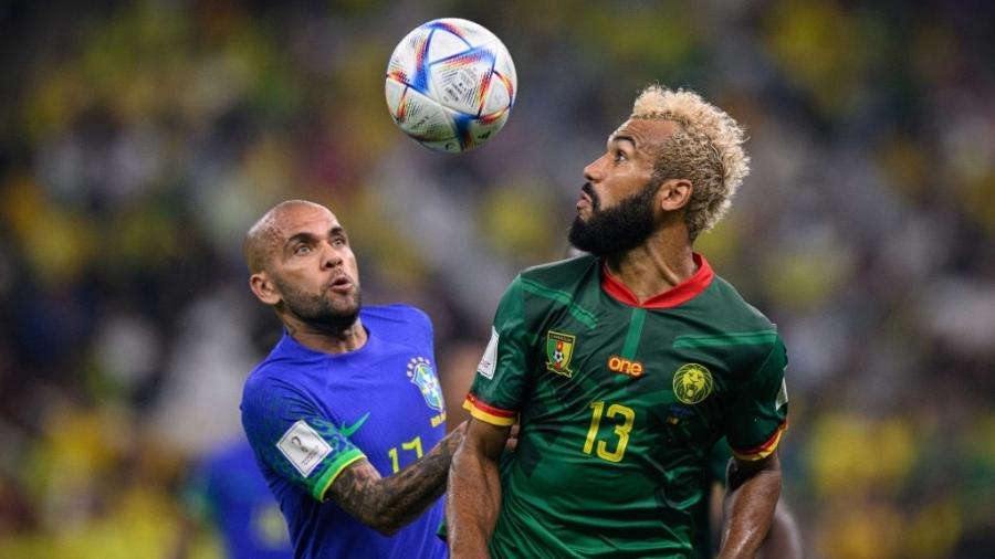 Dani Alves, do Brasil, disputa a bola com Choupo-Moting, de Camarões, durante partida da Copa - Markus Gilliar - GES Sportfoto/Getty Images