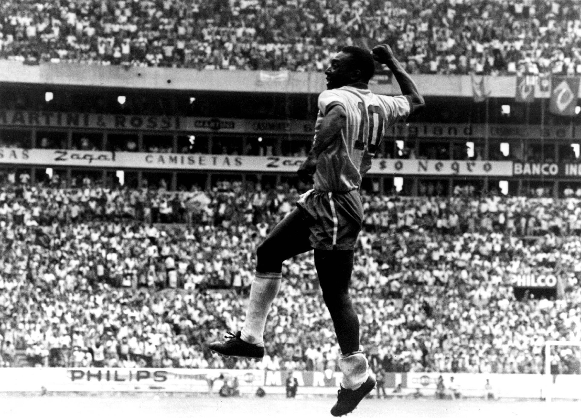 03/06/1970 - Pelé comemora gol pela Seleção Brasileira contra a Checoslováquia com um soco no ar, gesto que criou logo no início da carreira, em uma partida contra o Juventus, e se tornou sua marca registrada. - Domicio Pinheiro/Estadão Conteúdo