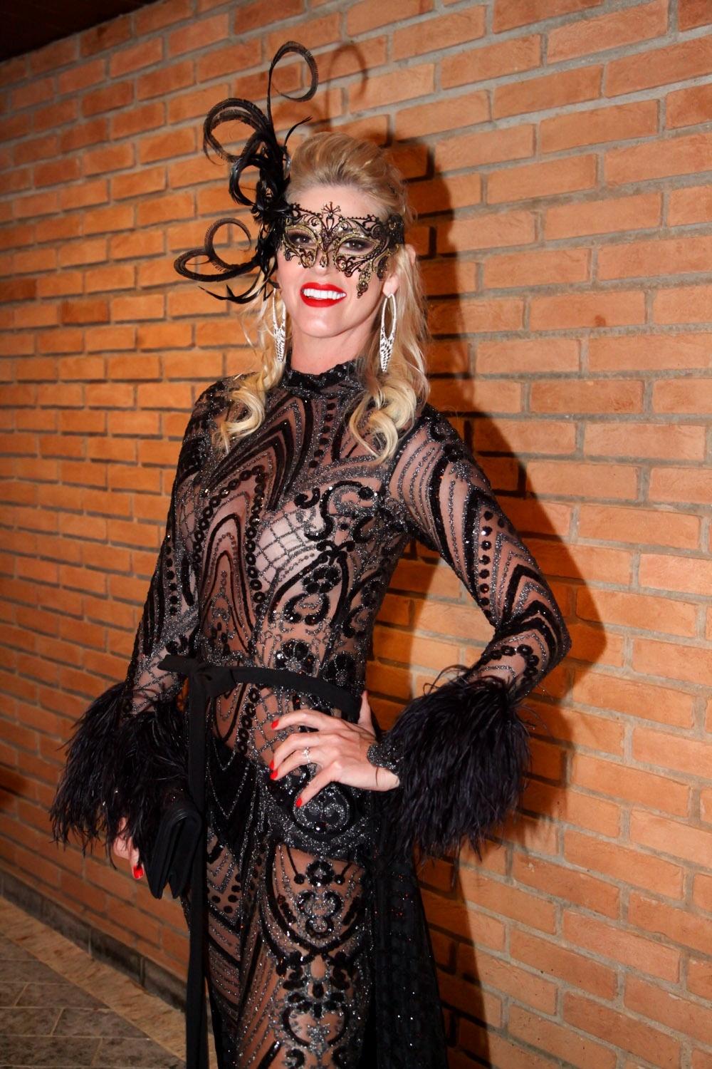 Val Marchiori surgiu misteriosa atrás de máscara - Marcos Ribas/Brazil News